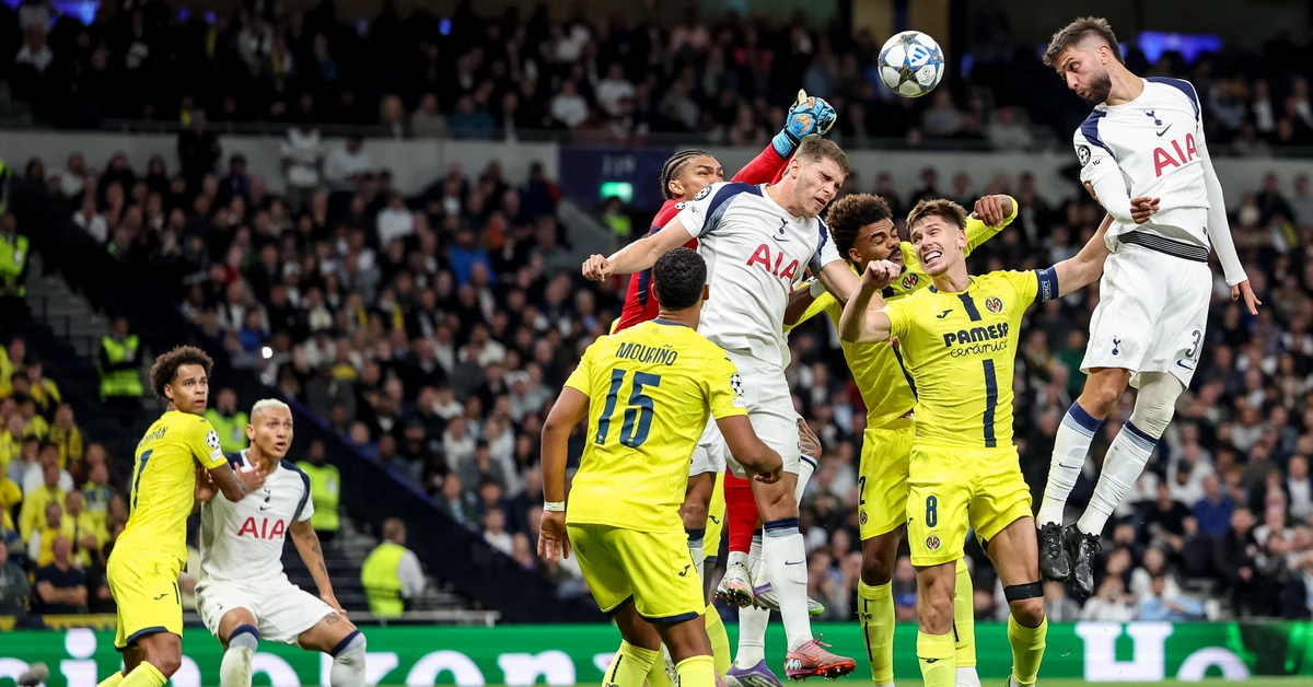 Bramkarz Villarreal największym pechowcem 1. kolejki Ligi Mistrzów. Wrzucił sobie piłkę do siatki