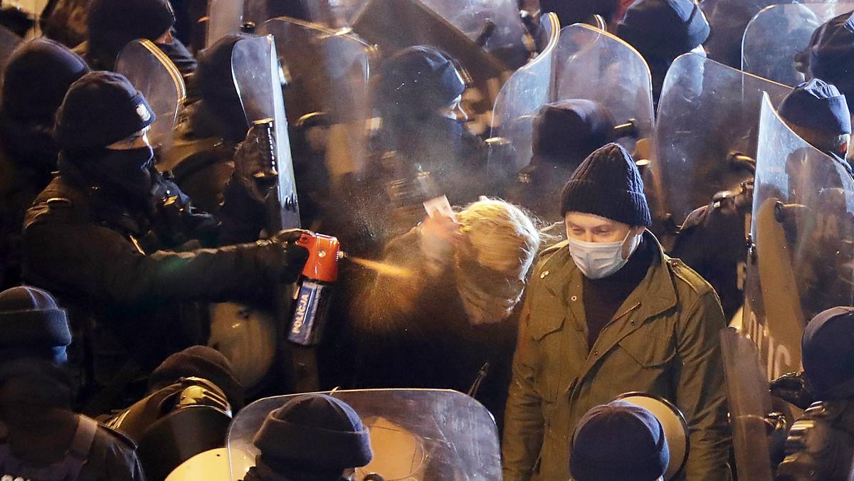 Policja używa gazu łzawiącego wobec posłanki Barbary Nowackiej podczas demonstracji zorganizowanej przez Ogólnopolski Strajk Kobiet, Warszawa, 28 listopada 2020 r.