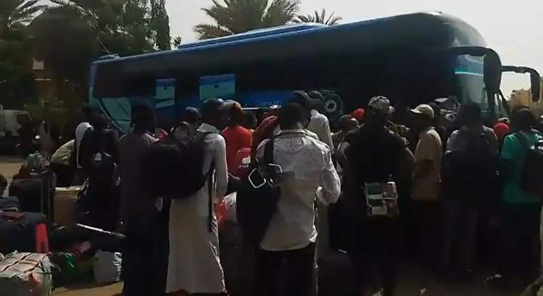 Nigerians queuing for buses to leave Sudan [Twitter/@abikedabiri]