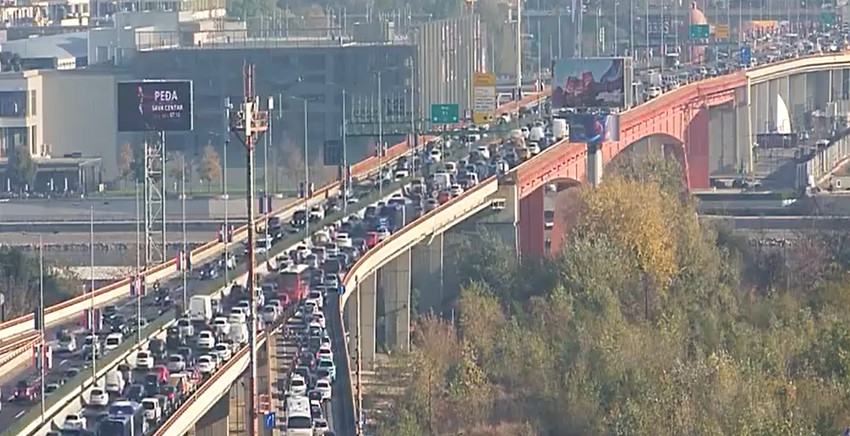 Na Gazela vozila stoje u smeru ka gradu