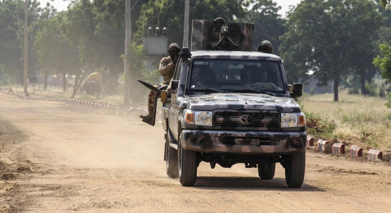 Des-soldats-de-l armée-nigériane-à-bord-d un-véhicule-militaire-à-Ngamdu -au-Nigeria -le-3-novembre-