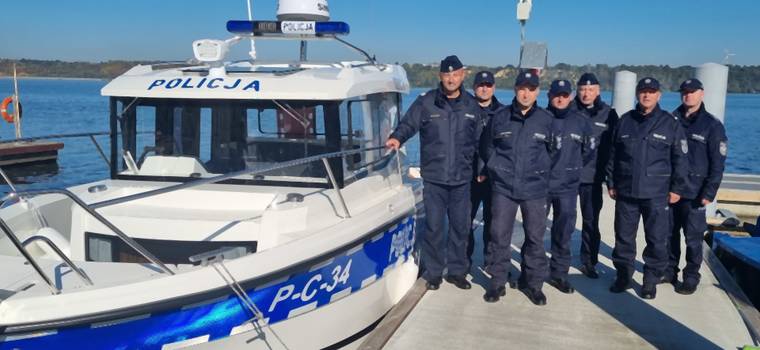 Policja pochwaliła się nowym sprzętem, m.in. łodzią motorową
