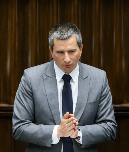 Większe wydatki nie przełożą się na wzrost deficytu budżetowego - obiecuje minister finansów <b>Mateusz Szczurek</b>. Strażnik finansów publicznych powiedział w Sejmie, że plany ogłoszone dziś przez premiera i poszczególnych ministrów wymagają finansowania. Przyszłoroczny budżet jest na to gotowy. Według ministra, przyszłoroczny deficyt liczony metodologią Unii Europejskiej nie powinien przekroczyć 3 procent PKB. Szef resortu finansów dodał, że dodatkowe ulgi to niejedyna dobra informacja dla rodzin z dziećmi. Wyższe ulgi będą zwracane szybciej. Minister zobowiązał się, że ci, którzy rozliczą się przez internet, otrzymają zwrot w ciągu 30 dni. Mateusz Szczurek zapowiedział także szereg ułatwień w rozliczaniu opłat i podatków. Powołana będzie między innymi instytucja asystenta, który będzie pomagał rozpoczynającym działalność gospodarczą.