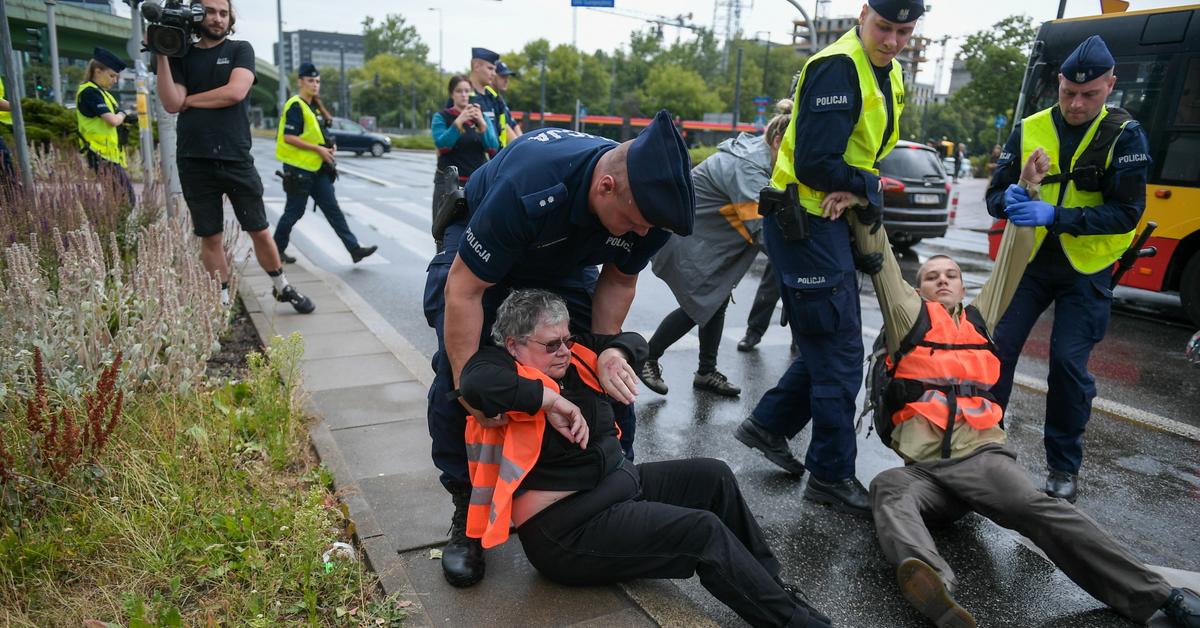  Warszawa: Aktywiści Ostatniego Pokolenia zablokowali al. Wilanowską