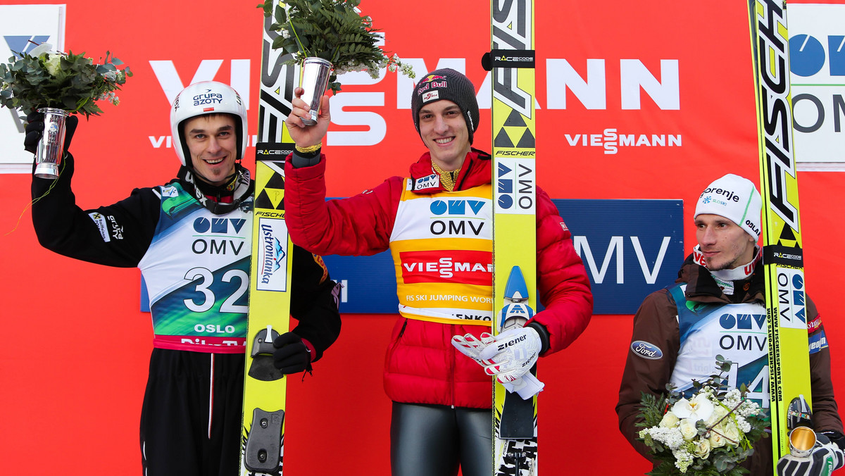 Piotr Żyła spisał się fantastycznie na norweskiej skoczni w Holmenkollen i wygrał swój pierwszy konkurs PŚ w karierze. Polak pierwsze miejsce na podium zajął wspólnie z Austriakiem Gregorem Schlierenzauerem, który uzyskał dokładnie taki sam wynik punktowy. Kamil Stoch, który po pierwszej serii był drugi, w finale skoczył tylko 121 metrów i zajął miejsce tuż za podium, za plecami Roberta Kranjeca (fot. Newspix).