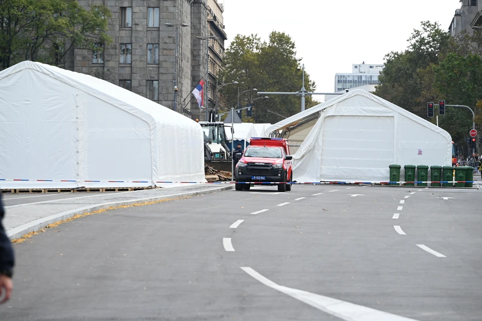 Ugašen požar ispred Skupštine