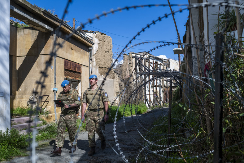 Żołnierze UNFICYP patrolują strefę demarkacyjną w Nikozji na Cyprze