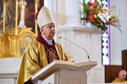 Bp Guzdek: Wielu ludzi, zwłaszcza młodych, chce budować przyszłość lekceważąc przeszłość