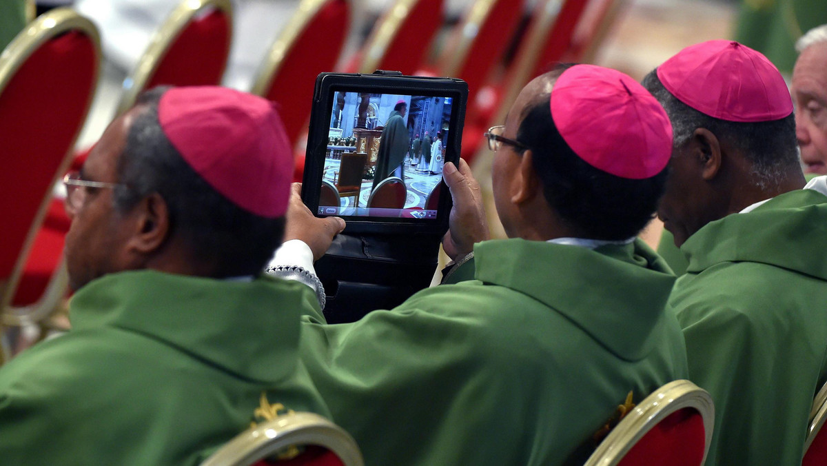 Jako ostrożne określił Artur Sporniak z "Tygodnika Powszechnego" ustalenia z dokumentów końcowych synodu biskupów na temat rodziny, który kończy się w Watykanie. Jest tam m.in. mowa o osobach rozwiedzionych.