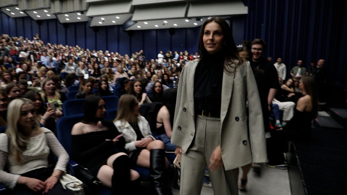 (VIDEO) DŽEJLA RAMOVIĆ U PRVOM REDU NA KONCERTU JAKOVA JOZINOVIĆA Suva elegancija za kolegu: Mladi Hrvat napravio NOĆ ZA PAMĆENJE