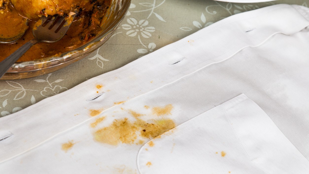 Mastná škvrna na bielom obruse dokáže pokaziť aj dokonale prestretý stôl. Stačí však jednoduchý domáci trik a obrus môže byť opäť ako nový.