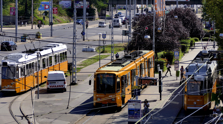 Az 1-es villamos helyett pótlóbusz közlekedik a Puskás Ferenc Stadion és a Népliget között / Fotó: MTI/MTVA/Jászai Csaba