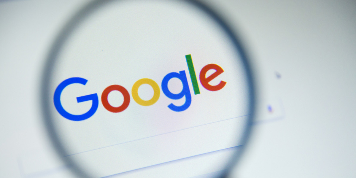Google nie tylko usuwa poszczególne reklamy, ale też coraz częściej zamyka konta użytkowników, którzy je wykupili