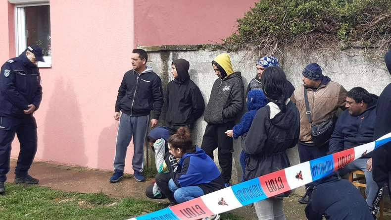 Neutešna rodbina nemo posmatra uviđaj