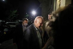 Nocna narada PiS w Krakowie. 'Jak chcą startować sami, to niech spróbują'