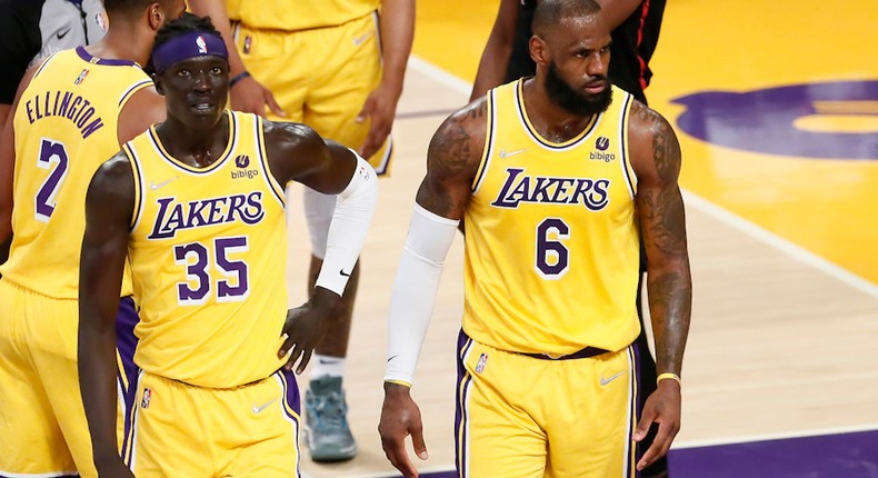 Wenyen Gabriel au coté de LeBron James (LA Lakers)