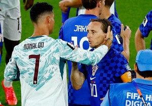 Kristijano Ronaldo teši Luku Modrića posle eliminacije Hrvatske sa Svetskog prvenstva | Foto: REUTERS/Jeenah Moon