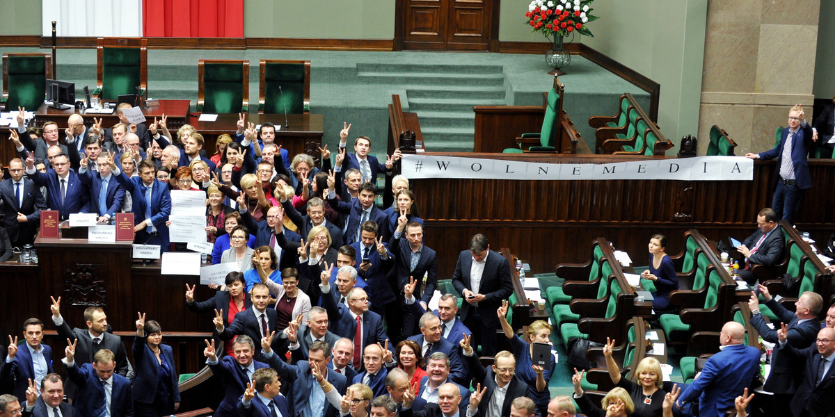 Posłowie opozycji blokują mównicę podczas posiedzenia Sejmu