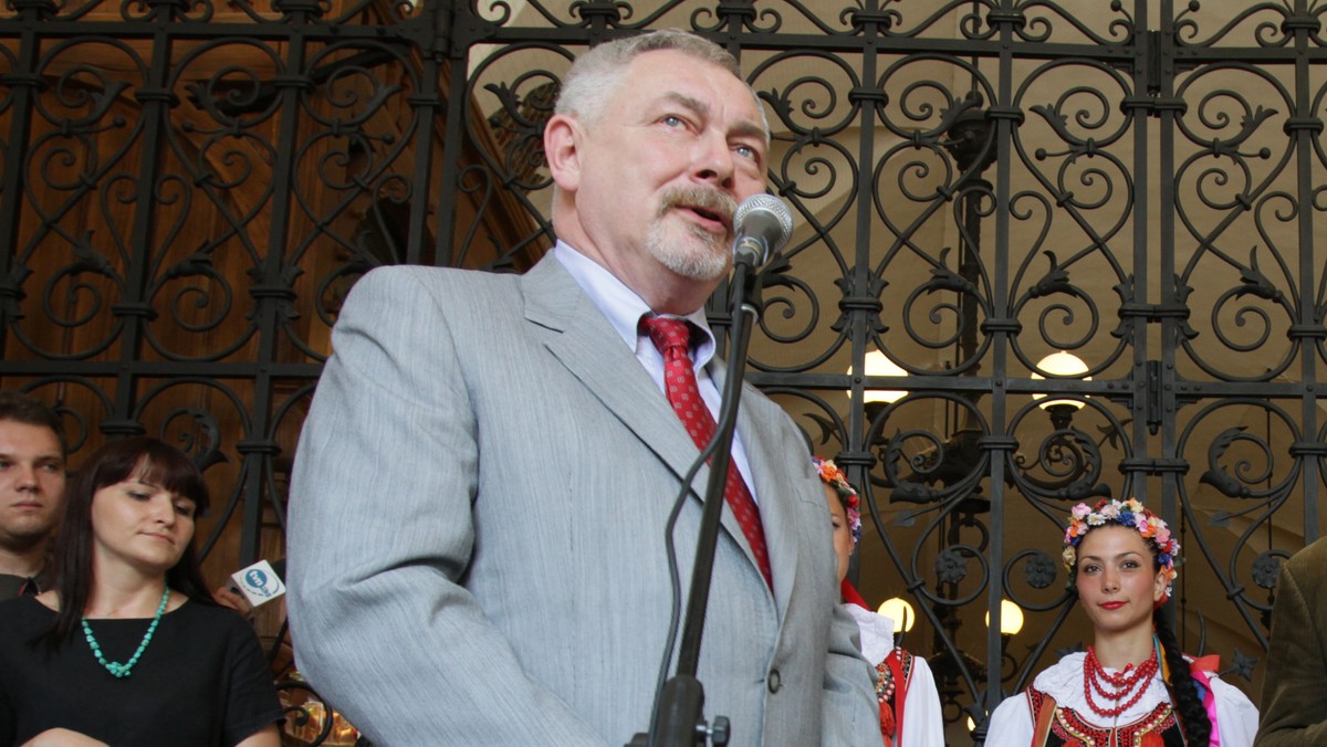 Jacek Majchrowski, prezydent Krakowa, w Radiu Zet zapowiedział, że "jeśli Kościół uzyskał (poprzez działanie Komisji Majątkowej - red.) działki w wyniku przestępstwa, zastanowimy się nad odszkodowaniem". Dodał, że "nie odpuści tej sprawy".