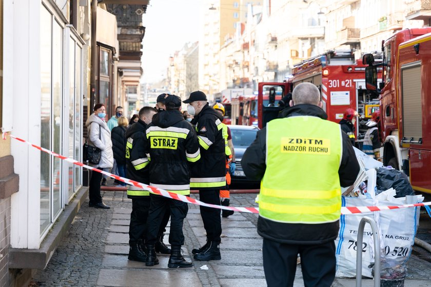 Dramatyczna akcja strażaków w centrum miasta. Helikopter lądował w parku