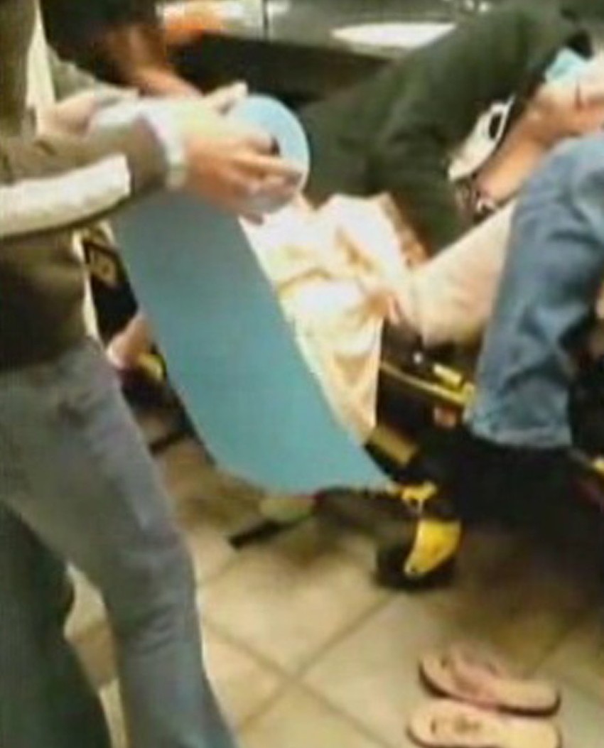 Radnici Hitne pomoći pomažu nesrećnoj Delaker