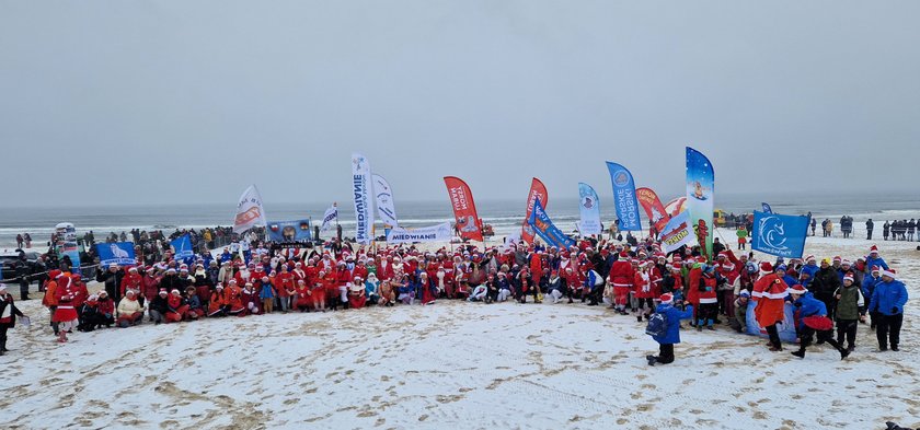 Morze w Świnoujściu zrobiło się czerwone! Wszystko przez fanów morsowania