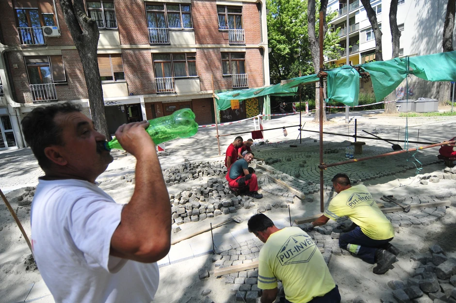 Za radnike nema predaha, a od vrućine se spasavaju tako što rade na smenu, pa se jedna grupa odmara u hladu dok druga radi
