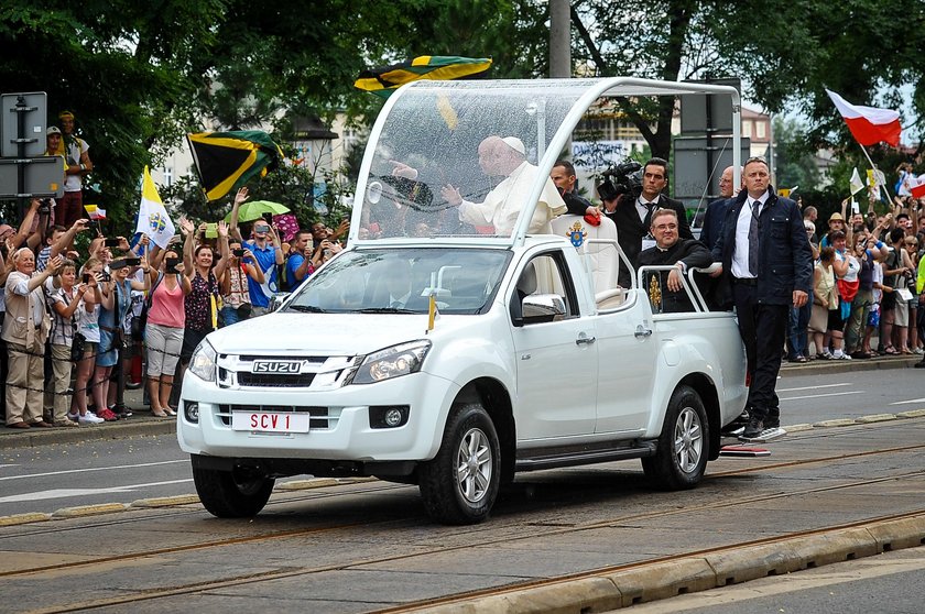 Papież Franciszek przywitał pielgrzymów w oknie