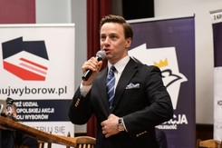 Bosak: Morawiecki w prounijności przelicytował nawet Tuska