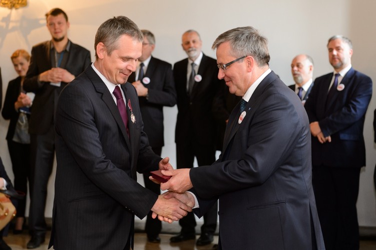 Prezydent Bronisław Komorowsk odznacza Srebrnym Krzyżem Zasługi byłego korespondenta PAP Jana Koprowskiego