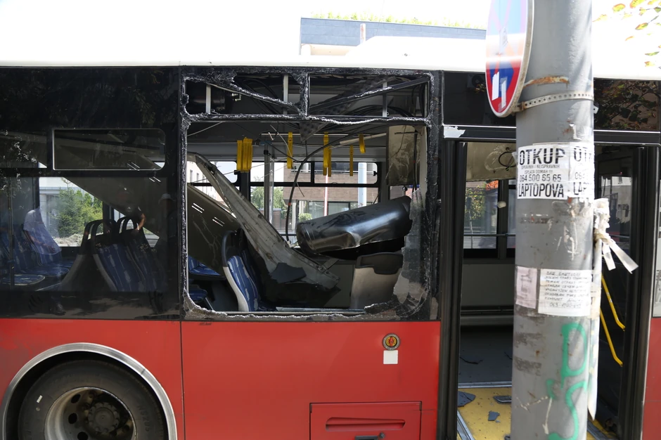 Od siline eksplozije puklo je bočno staklo na zadnjem delu vozila
