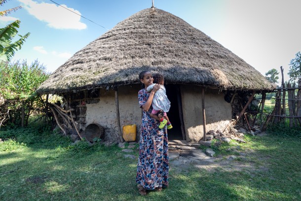 28-letnia Ambaki Tsehay trzyma na rękach 9-miesięczną córkę Haymanot
