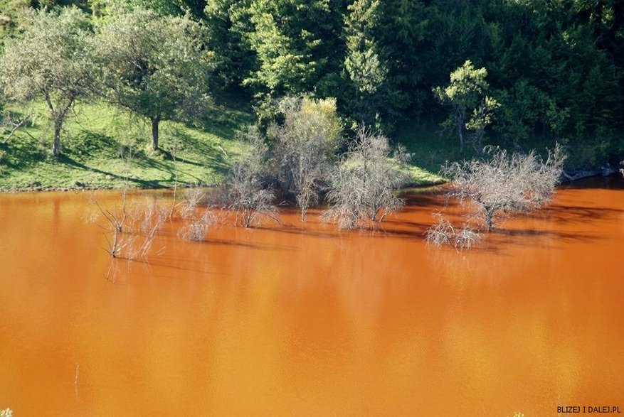 Toksyczne jezioro, źródło: blizejidalej.pl