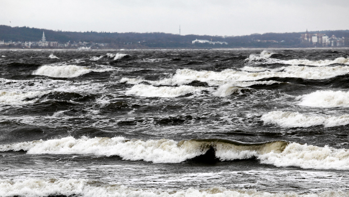 Woda w Bałtyku oraz w rzekach na terenie Żuław Wiślanych w rejonie Nowego Dworu Gdańskiego powoli opada, choć w większości miejsc nadal przekroczone są stany alarmowe. Opadaniu wód sprzyja osłabienie wiatru i zmiana kierunku, z którego wieje.