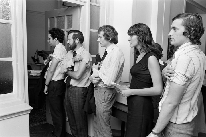 Queue at the vaccination point in Birmingham in 1978 / photo: Birmingham Post and Mail Archive / Mirrorpix / Getty Images