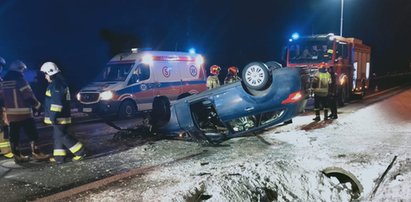 Dramatyczna sytuacja na drodze. Samochód dachował, wewnątrz była przyszła mama