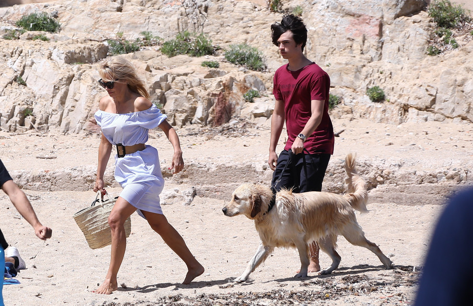 Pamela Anderson z synem i psem na spacerze