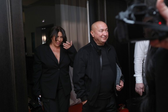 "TUMOR JE RASTAO, ODSTRANILI SU MI DELOVE REBRA" Žena našeg pevača prolazila je kroz agoniju, a ovako je saznala za dijagnozu