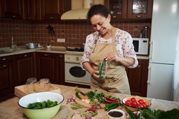 Befőttesüveg sterilizálása: így oldható meg sütőben, mikróval és mosogatógéppel