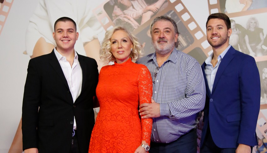 Lepa Brena sa porodicom