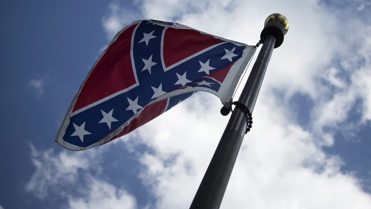 Gubernator Karoliny Południowej Nikki Haley zaapelowała o usunięcie flagi Konfederacji sprzed budynku parlamentu stanowego w stolicy stanu Columbii mówiąc, że jest to "symboli, który dzieli". Prezydent Obama weźmie udział w pogrzebie jednej z ofiar masakry w Charleston.