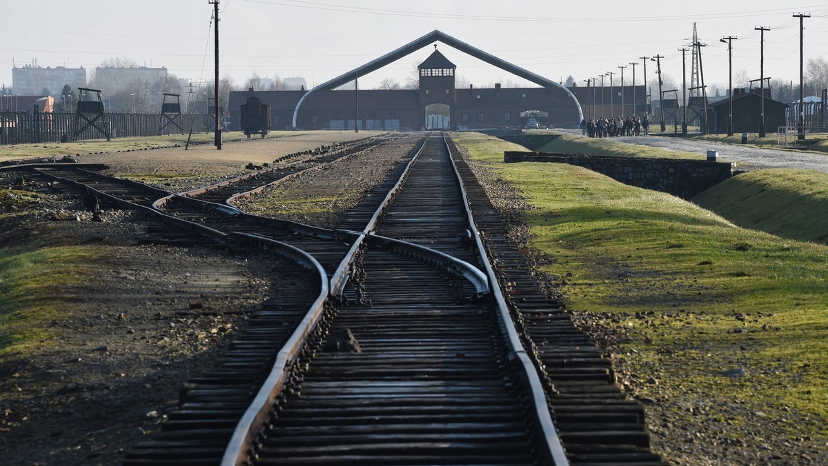 70 lat temu Niemcy rozpoczęli ewakuację obozu Auschwitz oraz jego podobozów. Między 17 a 21 stycznia w Marszach Śmierci wyprowadzili ok. 56 tys. więźniów. Kierowali ich na zachód do innych obozów. Marszu nie przeżyło co najmniej 9 tys. więźniów.