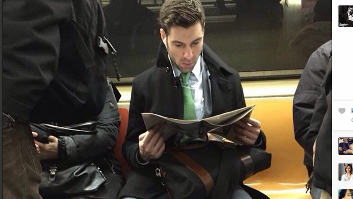 Jeśli w ten sposób wzrośnie czytelnictwo - nie mamy nic przeciwko. W internecie triumfy święci profil na Instagramie "Hot Dudes Reading", na którym znajdują się zdjęcia mężczyzn czytających książki w komunikacji miejskiej - informuje portal boredpanda.com.