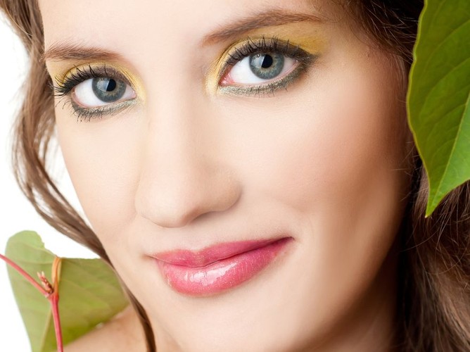 Żółty makijaż to przebój tej wiosny