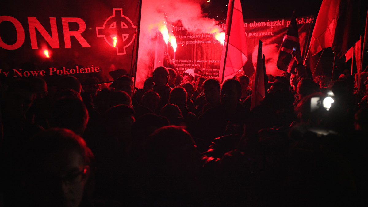 Podczas wczorajszych demonstracji z okazji Święta Niepodległości w Warszawie policja zatrzymała 33 osoby, z czego 17 osobom przedstawiono zarzut czynnej napaści na funkcjonariusza. Grozi im za to do 10 lat więzienia - poinformował rzecznik komendanta stołecznego policji podinsp. Maciej Karczyński.