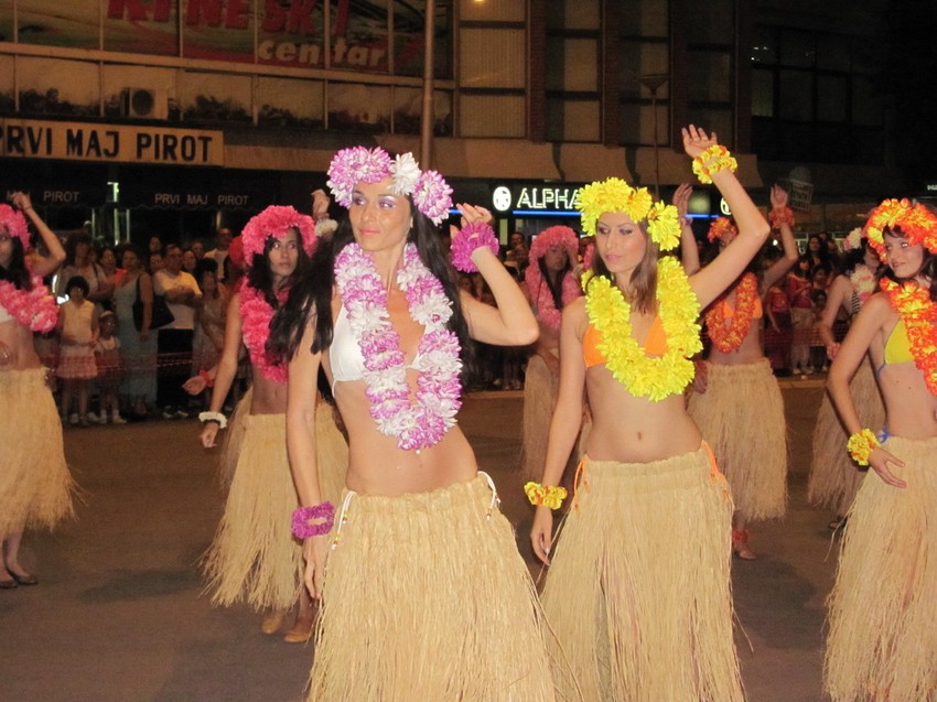 Hiljade Leskovčana došle su da gledaju nastupe karnevalskih grupa