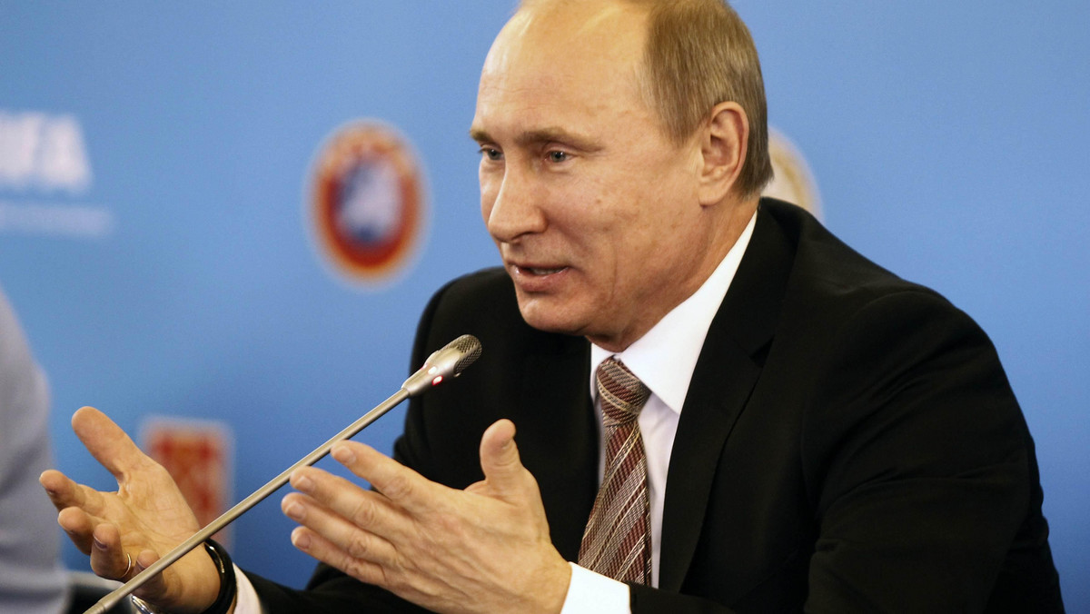 Premier Władimir Putin, który po marcowych wyborach prezydenckich w Rosji zamierza wrócić na Kreml, przyznał w poniedziałek, że system polityczny w jego kraju wymaga demokratyzacji.