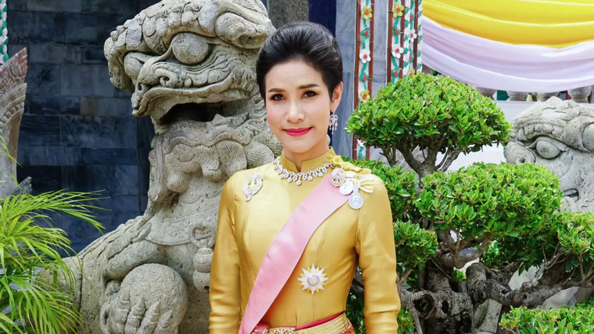 Król Tajlandii ogłosił, że jego kochanka jest "nieskażona" i przywrócił jej przywileje