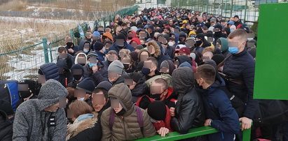 Tłumy podróżnych po ukraińskiej stronie przejścia granicznego Szeginie-Medyka. Zdjęcia obiegły Internet
