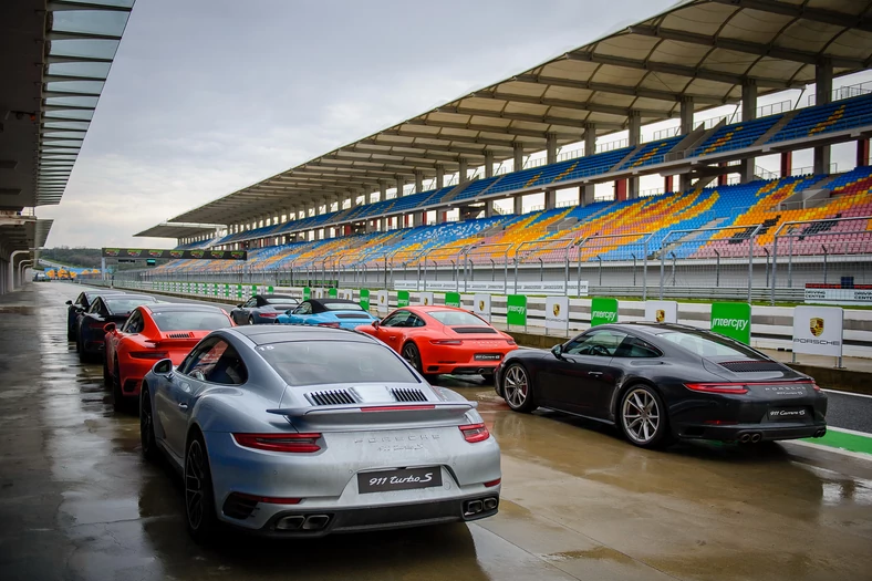 Porsche Carrera S i Turbo S na torze Istanbul Park